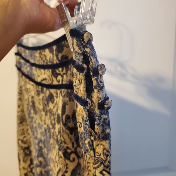 Ann Taylor flowey fully lined skirt with velvet detail. Size 2 petite. - Picture 2 of 4